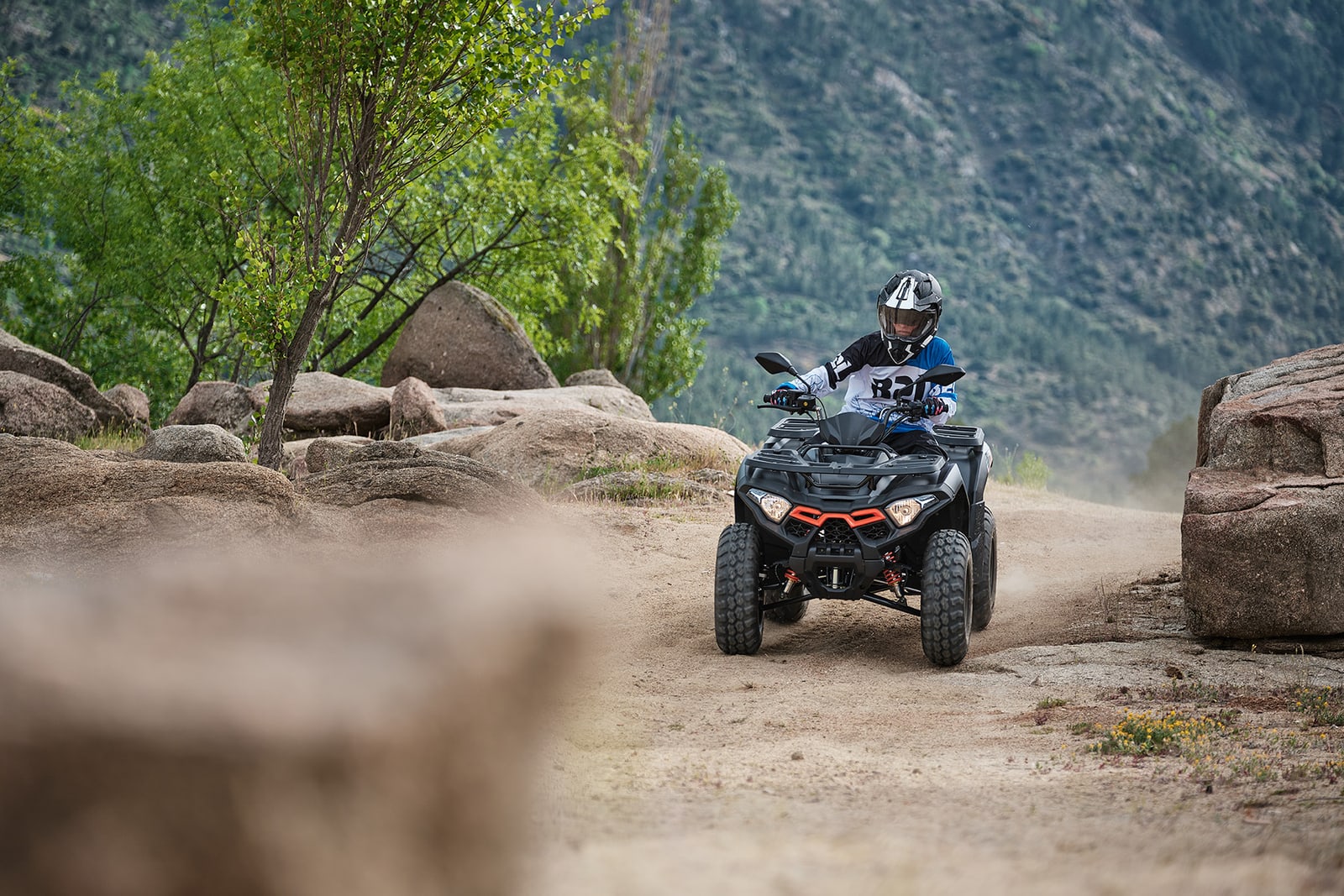 Loncin XWolf 200 в движении по грунтовой дороге