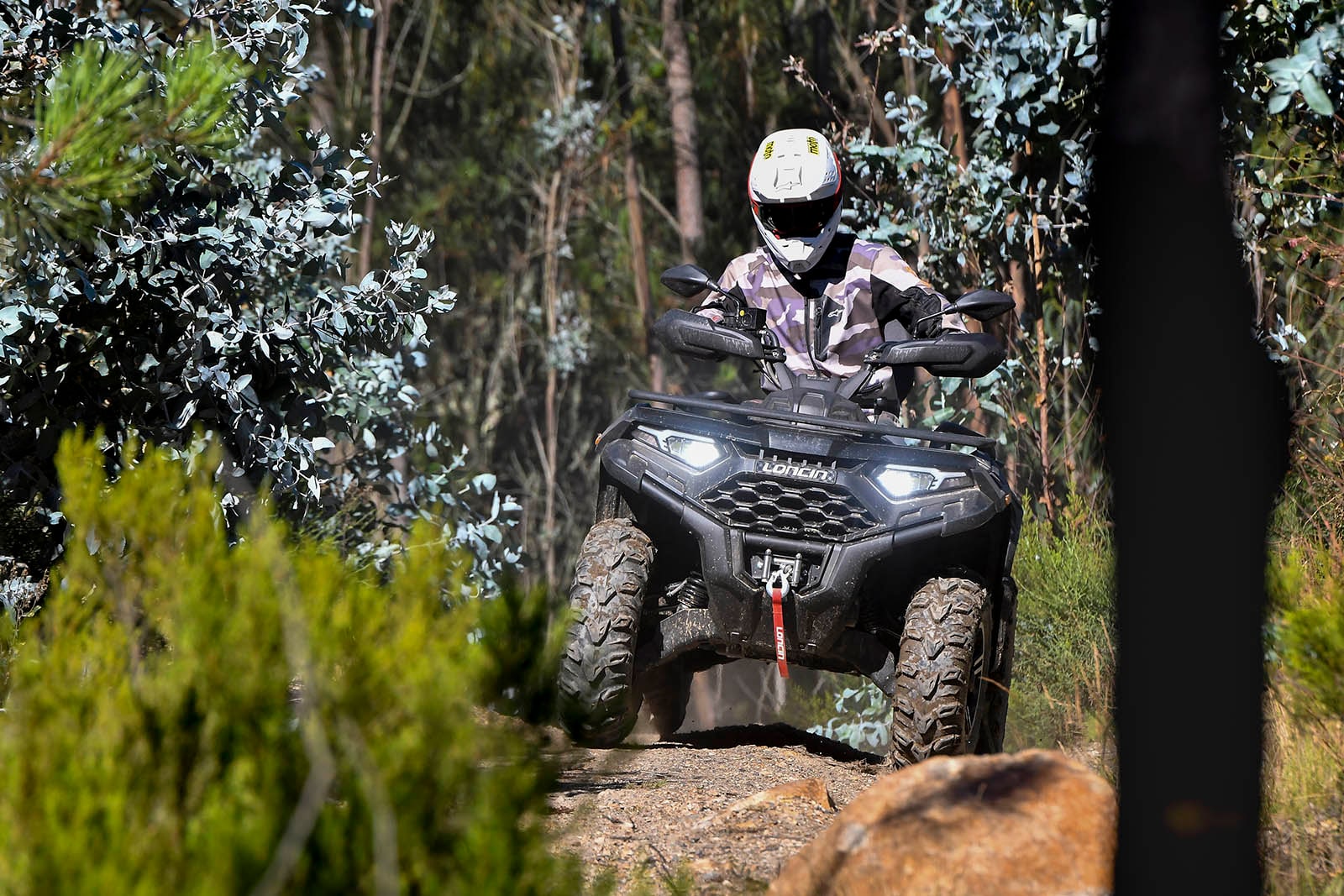 Loncin XWolf 550L проходит неровный лесной участок