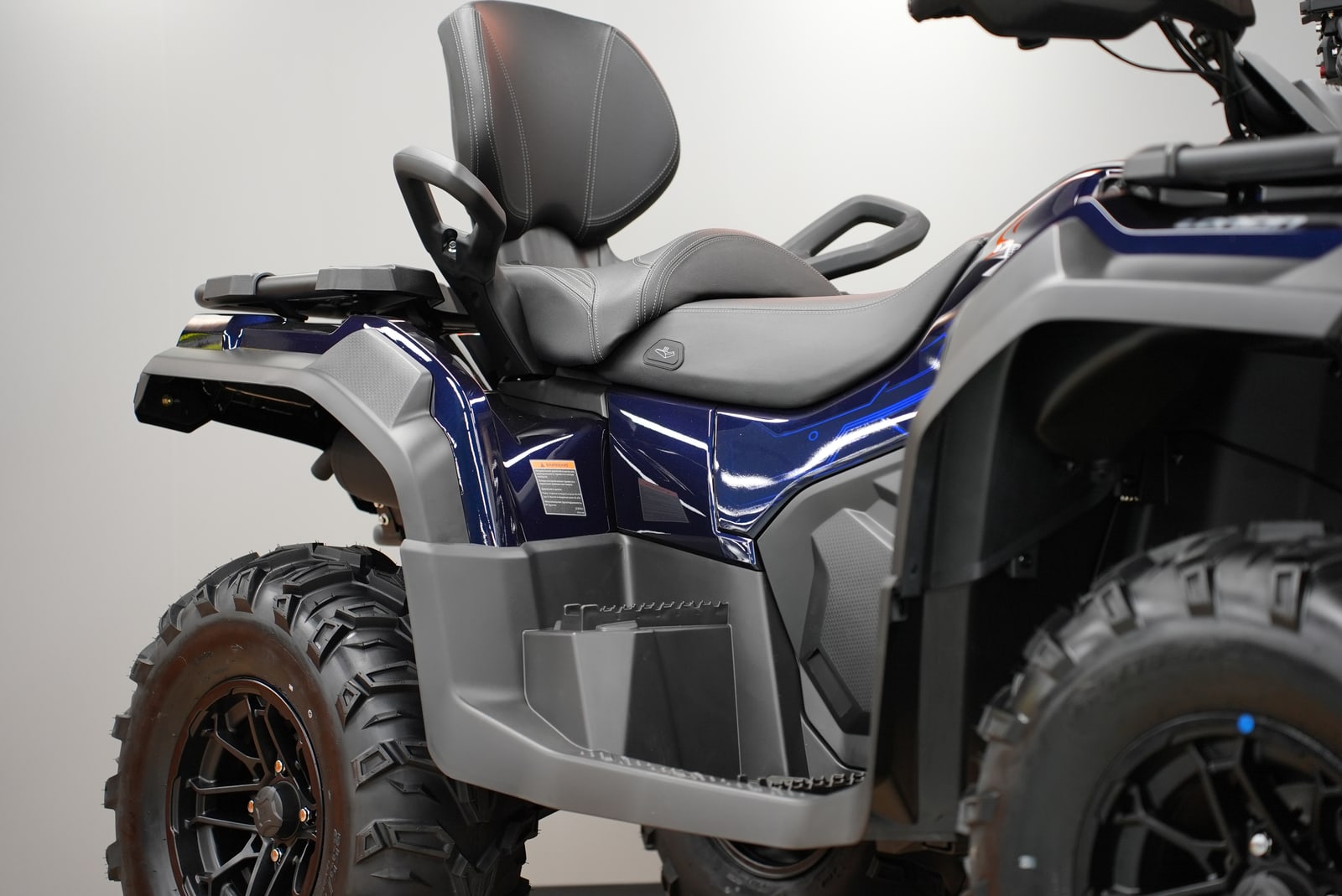 Пассажирское сиденье Loncin XWolf 700L крупным планом